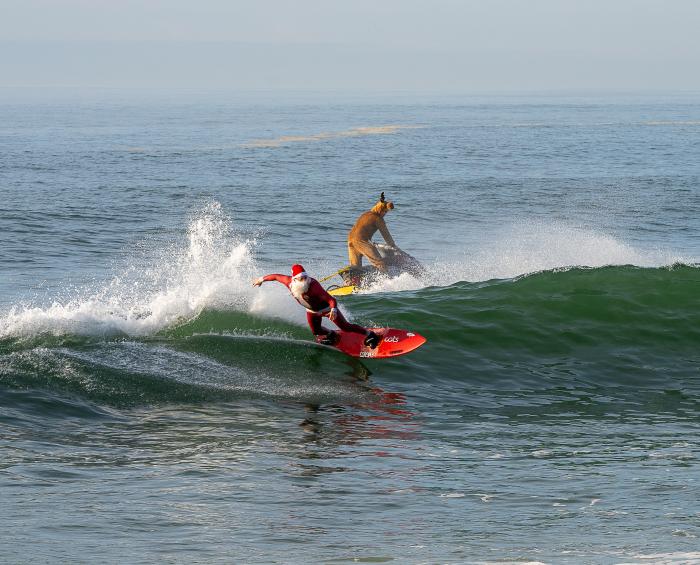 DRONE père noel qui surf